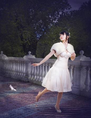 vrouw, wit, tuin, lopen Evgeniya Tubol - Dreamstime