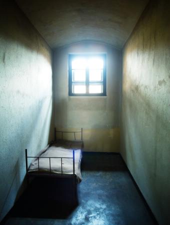 gevangenis, cel, bed, venster Constantin Opris - Dreamstime
