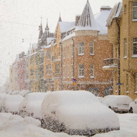 de winter, sneeuw, auto's, de bouw, het sneeuwen Aija Lehtonen - Dreamstime