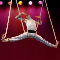 Pixwords Het beeld met man, hangend, circus, rood, strings Galina Barskaya - Dreamstime