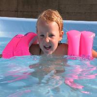 Pixwords Het beeld met barn, svømme, vand, pool, svømning, dreng, person, Charlotte Leaper (Cleaper)