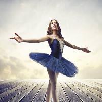 Pixwords Het beeld met danser, vrouw, meisje, dans, toneel, wolken Bowie15 - Dreamstime