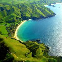 Pixwords Het beeld met water, zee, oceaan, strand, groen, berg, baai Cloudia Newland - Dreamstime