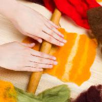 Pixwords Het beeld met hænder, kok, madlavning, bagning, rød, orange, pind, træ Natallia Khlapushyna (Chamillewhite)
