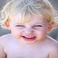 Pixwords Het beeld met kind, boos, blond, kinderen, ogen, mond, tanden Nick Stubbs - Dreamstime