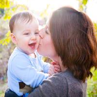Pixwords Het beeld met moeder, jongen, kind, liefde, kus, gelukkig, gezicht Aviahuismanphotography - Dreamstime