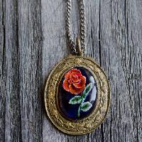 Pixwords Het beeld met halskæde, smykker, rose, vedhæng Ulyana Khorunzha (Ulyanakhorunzha)