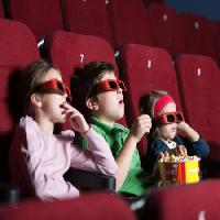 Pixwords Het beeld met kinderen, horloge, film, popcorn, stoelen, rood Agencyby - Dreamstime