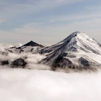 Pixwords Het beeld met berg, sneeuw, mist, hagel Vronska - Dreamstime