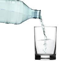 Pixwords Het beeld met water, glas, fles Razihusin - Dreamstime