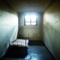 Pixwords Het beeld met gevangenis, cel, bed, venster Constantin Opris - Dreamstime