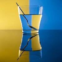 Pixwords Het beeld met glas, lepel, water, geel, blauw Alex Salcedo - Dreamstime