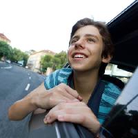 auto, venster, jongen, weg, glimlach Grisho - Dreamstime
